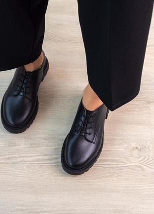 Жіночі чорні шкіряні туфлі зі шнурками на невеликих підборах 3см9 фото