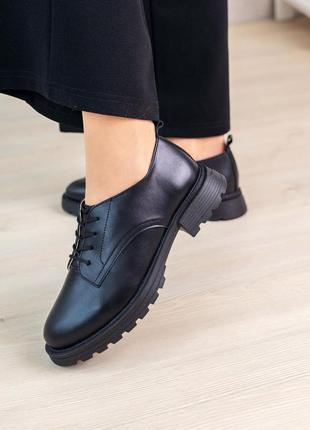Жіночі чорні шкіряні туфлі зі шнурками на невеликих підборах 3см