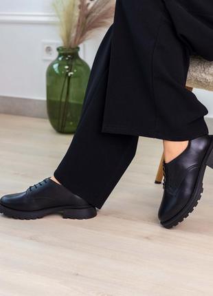 Жіночі чорні шкіряні туфлі зі шнурками на невеликих підборах 3см6 фото