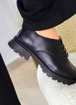 Жіночі чорні шкіряні туфлі зі шнурками на невеликих підборах 3см7 фото