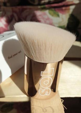 Кисть кабукі від colourpop