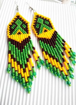 Жіночі сережки в етнічному стилі з геометричним орнаментом жовто-зеленого і коричневого кольору  підійдуть до вишиванки