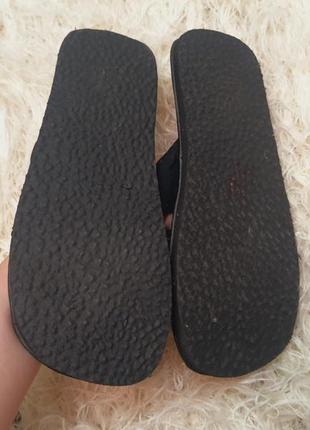 Черные вьетнамки, шлепки, сланцы через палец