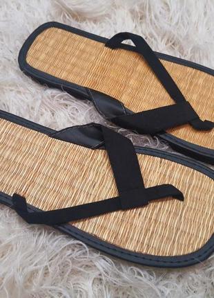 Черные вьетнамки, шлепки, сланцы через палец