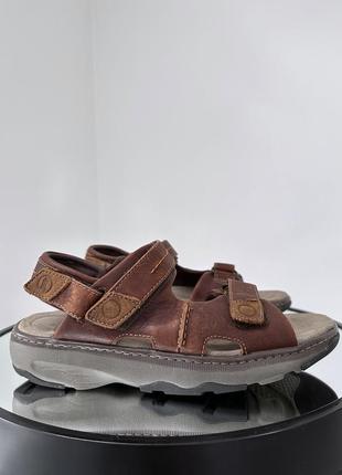 Шкіряні босоніжки на липучках clarks