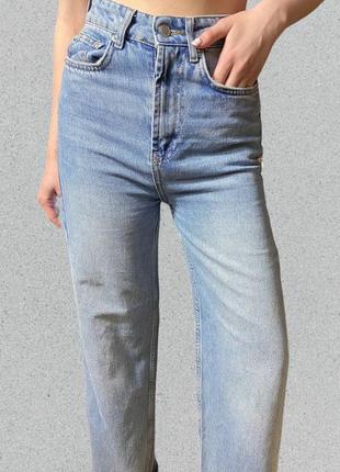 Стильные прямые джинсы для высокой девушки2 фото
