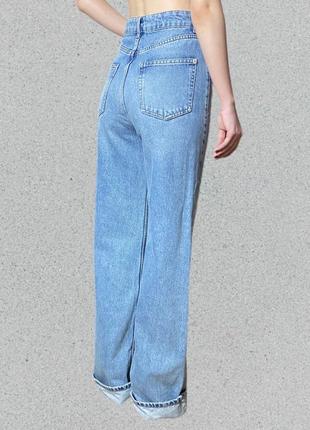 Стильные прямые джинсы для высокой девушки3 фото