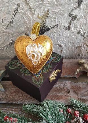 Елочная игрушка "золотое сердце дракона"1 фото
