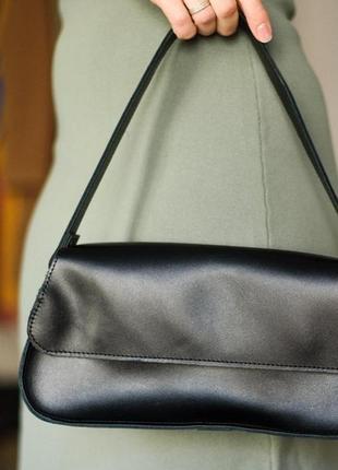 Женская сумка багет черного цвета из натуральной кожи с эффектом легкого глянца3 фото