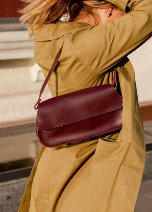 Небольшая стильная женская сумка багет из натуральной кожи ручной работы