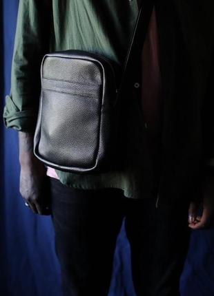 Практичная мужская сумка мессенджер ручной работы из натуральной фактурной кожи черного цвета6 фото