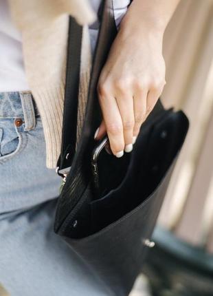 Трикутна стильна жіноча сумка з вінтажної натуральної шкіри чорного кольору7 фото