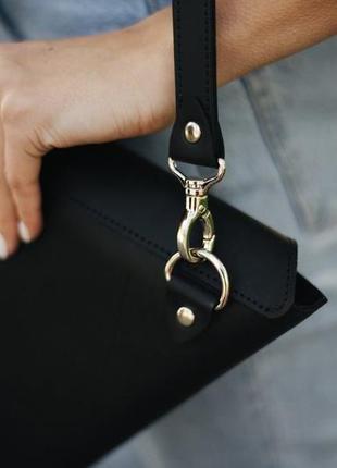 Треугольная стильная женская сумка из винтажной натуральной кожи черного цвета6 фото