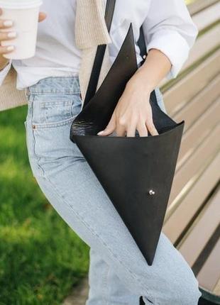 Треугольная стильная женская сумка из винтажной натуральной кожи черного цвета4 фото