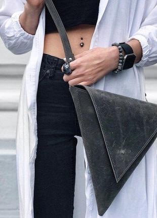 Треугольная стильная женская сумка из винтажной натуральной кожи темно-серого цвета