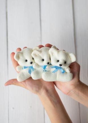 Декоративний ведмедик міні з фетру в молочному кольорі4 фото