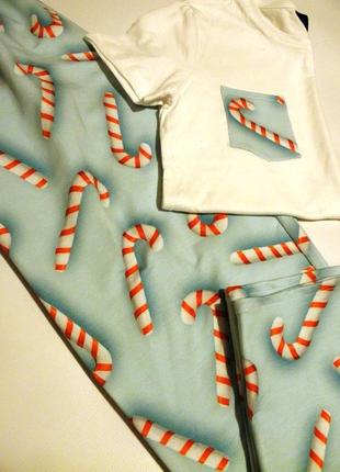Пижама с футболкой и штанами из трикотажа в принт "новогодние леденцы на голубом"2 фото