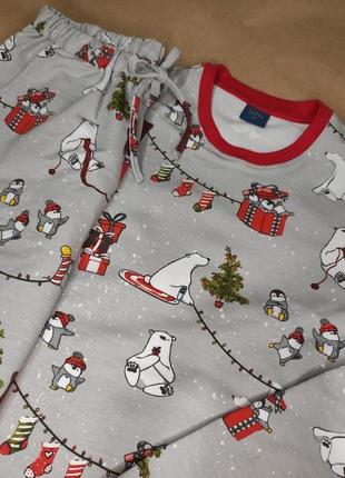 Пижама-тройка новогодняя с футболкой, кофтой и штанами в красно-сером цвете "мишки и пингвины"3 фото