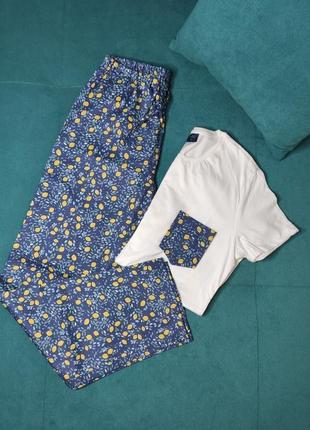 Жіноча піжама з футболки та синіх штанів у принт "лимони" з сатину для дому та сн3 фото