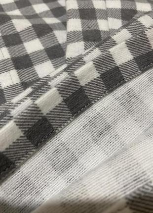 Чоловіча фланелева піжама з сорочкою на ґудзиках і штанами у дрібну біло-сіру клітку4 фото