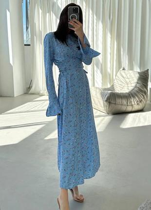 Голубое женское платье макси в цветочное принт женское длинное платье с завязками на талии в цветы женское трендовое стильное платье с имитацией корсета