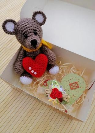 Ведмежа.ведмедик тедді. з сердечком. для прикладу.