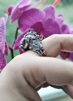 Крупное серебряное кольцо с натуральным кварцем.