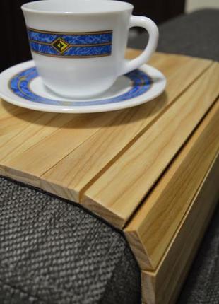 Деревянная подставка накладка-столик на подлокотник дивана (лак)1 фото
