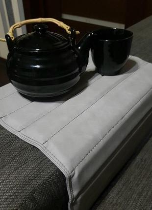 Кожаный подставка  коврик-накладка на подлокотник дивана "светло серый"