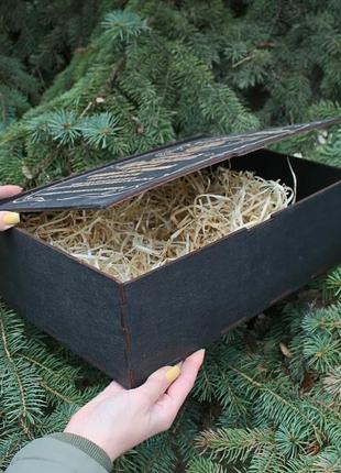 Чорна дерев'яна  коробка с гравіюванням3 фото