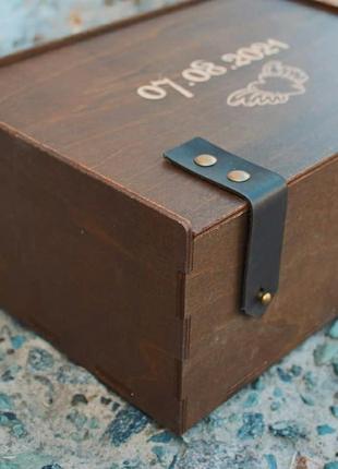 Деревянная коробка с кожаными ремешками3 фото