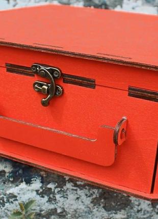 Подарочная деревянная коробка  чемодан 30 х 25 10 см. красный3 фото