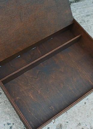 Дерев'яна коробка зі шкіряними застібками.4 фото