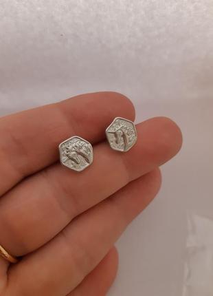 Серьги серебристые,пусеты единороги, отличное качество, как монетки, единорог