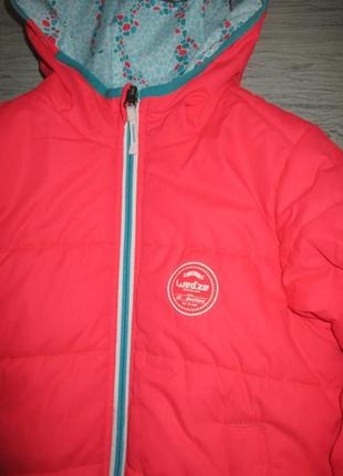 Тепленька яскрава двостороння курточка фірми decatlon на 8-9 рокі2 фото