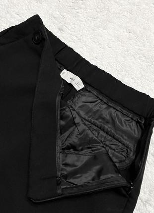 Укороченные однотонные брюки насыщенного черного цвета8 фото