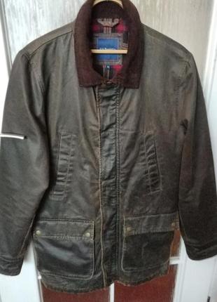 Болотного цвета куртка.