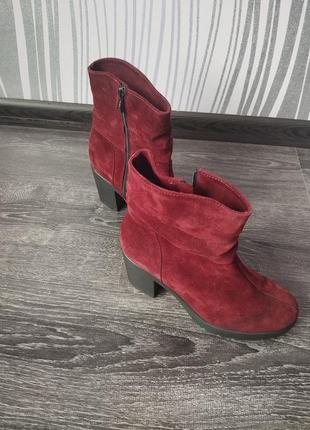 Гарні жіночі чоботи