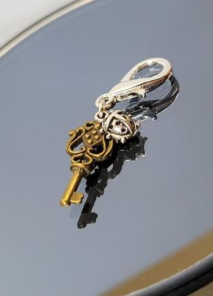 Брелок на ключі ключ та божа корівка2 фото