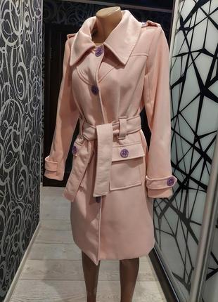 Женственное пальто exclusive цвета розовой пудры с лавандовыми пуговицами спереди и сзади 42-44