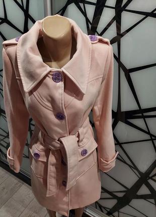 Женственное пальто exclusive цвета розовой пудры с лавандовыми пуговицами 42-447 фото