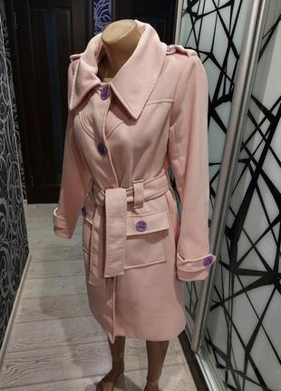 Женственное пальто exclusive цвета розовой пудры с лавандовыми пуговицами 42-449 фото