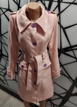 Женственное пальто exclusive цвета розовой пудры с лавандовыми пуговицами 42-442 фото