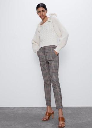Классические укороченные брюки в клетку zara