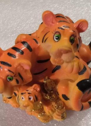 Декоративная статуэтка "тигровая семья на деньгам"4 фото