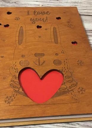 Деревянный блокнот с гравировкой "заец с сердцем"2 фото