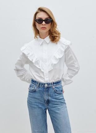 Женская рубашка с рюшею и пуговицами в белом цвете modna kazka mkrm4166-11 фото