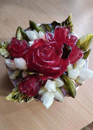 Дизайнерская шкатулка из эпоксидной смолы ручной работы . декоративана цветами роз и бутонами жасмина.