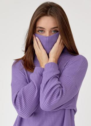 Жіночий вільний однотонний светр із коміром-хомут бузковий2 фото