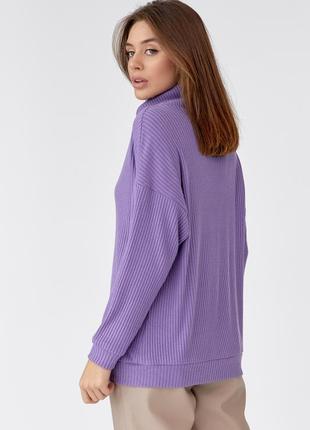 Жіночий вільний однотонний светр із коміром-хомут бузковий3 фото